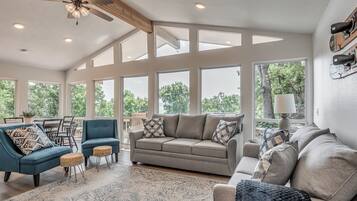 Una Smart TV, una chimenea