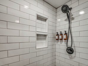 Shower, hair dryer, towels, soap - Lake Season Is Here (Paradise Hill)