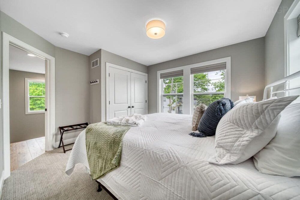 Trailside Treasure Pool access, fireplace South Haven Vrbo