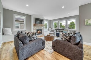 TV, caminetto, studio