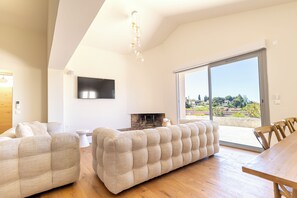 TV, peis, bordtennis og stereoanlegg