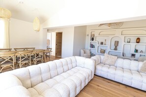 TV, peis, bordtennis og stereoanlegg