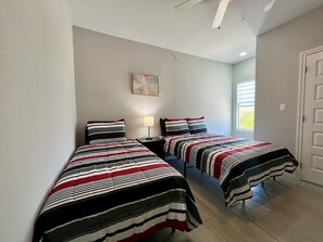2 quartos, escrivaninha, ferros/tábuas de passar roupa