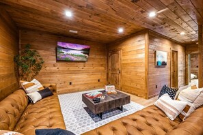 Una televisión, una chimenea, videojuegos, una oficina