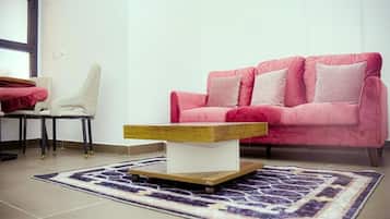 Superior-Suite, Stadtblick | Essbereich im Zimmer