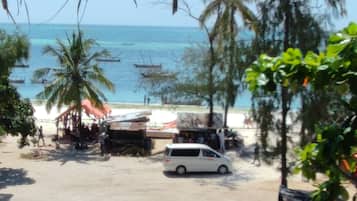 Na praia, areia branca