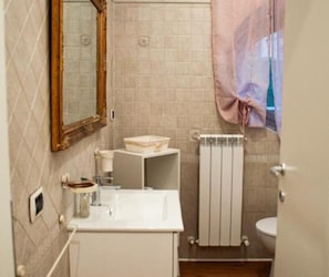 Sèche-cheveux, bidet, serviettes fournies, savon