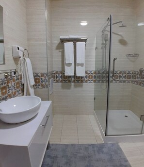 Shower, hair dryer, slippers, towels - Hotel BEK Samarkand (Samarkand)