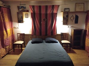 2 slaapkamers, een strijkplank/strijkijzer, reisbedje, beddengoed