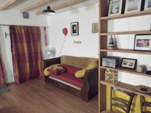 Eldstad, böcker och en stereo