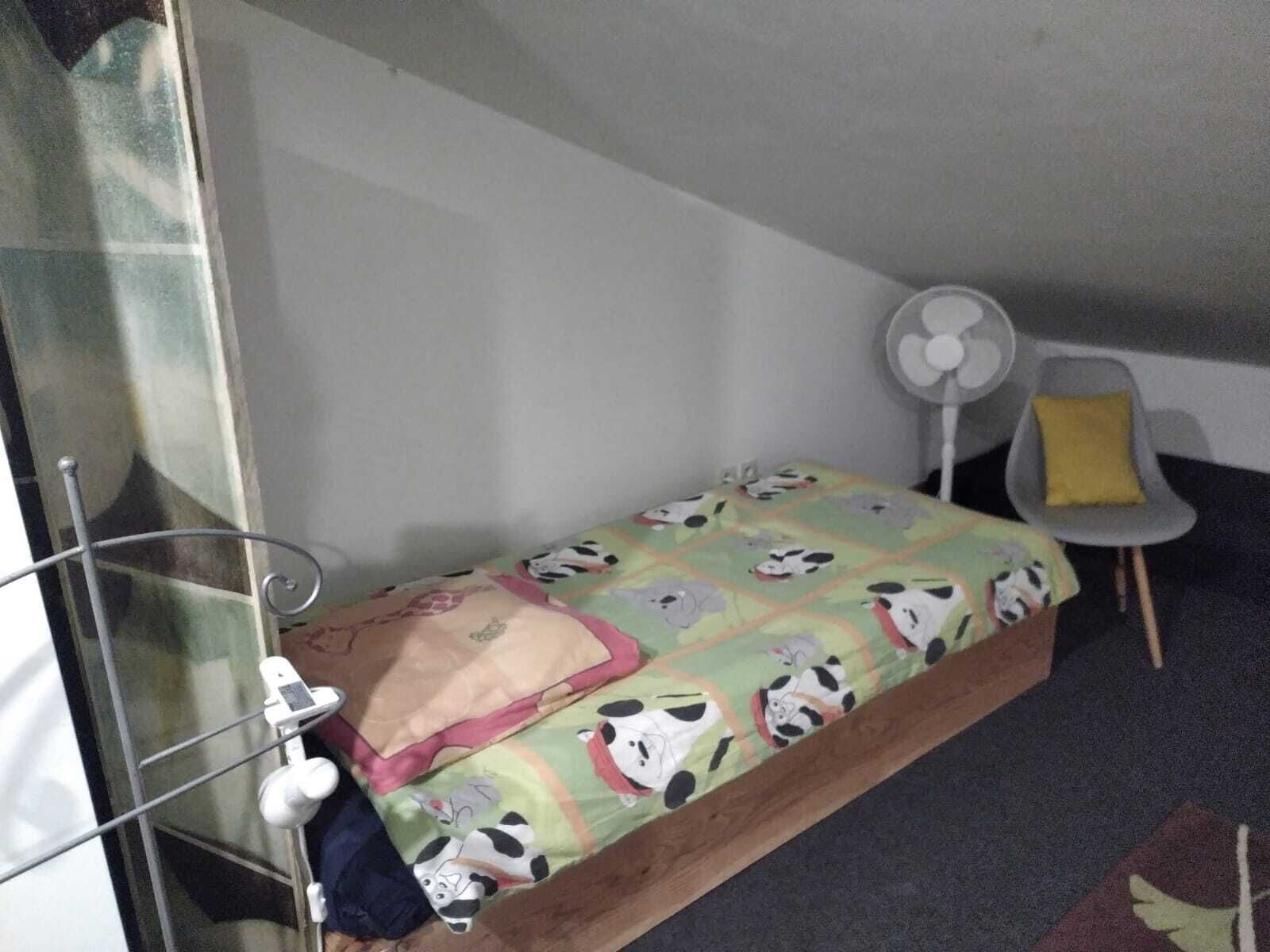 2 habitaciones, tabla de planchar con plancha y cuna de viaje 