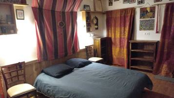 2 makuuhuonetta, silitysrauta/-lauta, vauvan matkasänky, vuodevaatteet