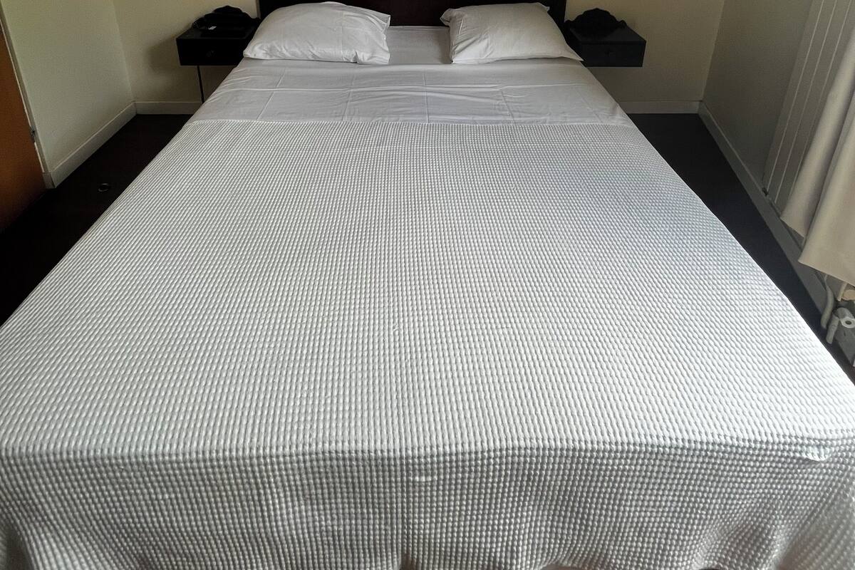 Chambre Double Confort | Coffres-forts dans les chambres, rideaux occultants, Wi-Fi gratuit