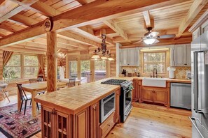Fridge, microwave, oven, stovetop - Pocono Log Cabin |Gold Star Community | Hot Tub (Clifton Township)