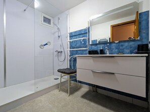 Bathroom - Cozy Cottage Near Ski Resort and UNESCO Sites, Garden, 3BR, Fully Equipped in Saint-Front (Saint-Front)