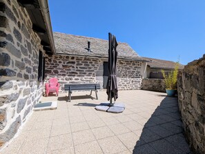 Terrace/patio - Cozy Cottage Near Ski Resort and UNESCO Sites, Garden, 3BR, Fully Equipped in Saint-Front (Saint-Front)