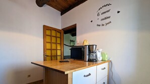 Fridge, microwave, dishwasher - Cozy Cottage Near Ski Resort and UNESCO Sites, Garden, 3BR, Fully Equipped in Saint-Front (Saint-Front)