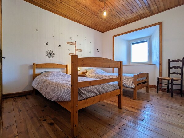 3 bedrooms, bed sheets