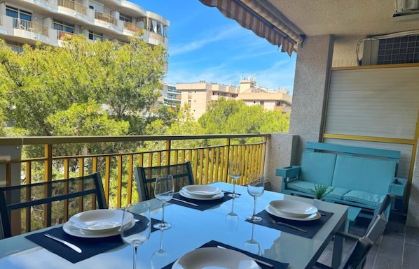 Outdoor dining - Cozy Beachside Apartment in Salou - 6 Guests, Free WiFi, Near Port Aventura & Capellans Beach (Salou)