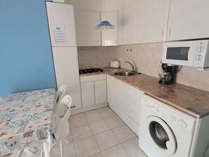 Kühlschrank, Mikrowelle, Herdplatte