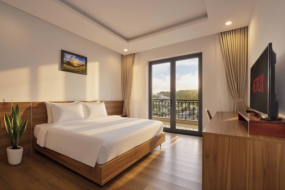 Dobbeltrom – deluxe, hageutsikt | Minibar, skrivebord, skrivebord for bærbar PC og wi-fi (inkludert)