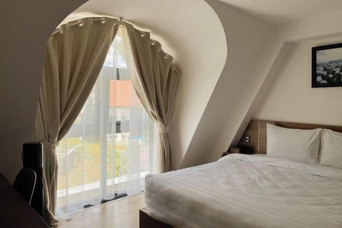 Minibar, desk, laptop workspace, free WiFi