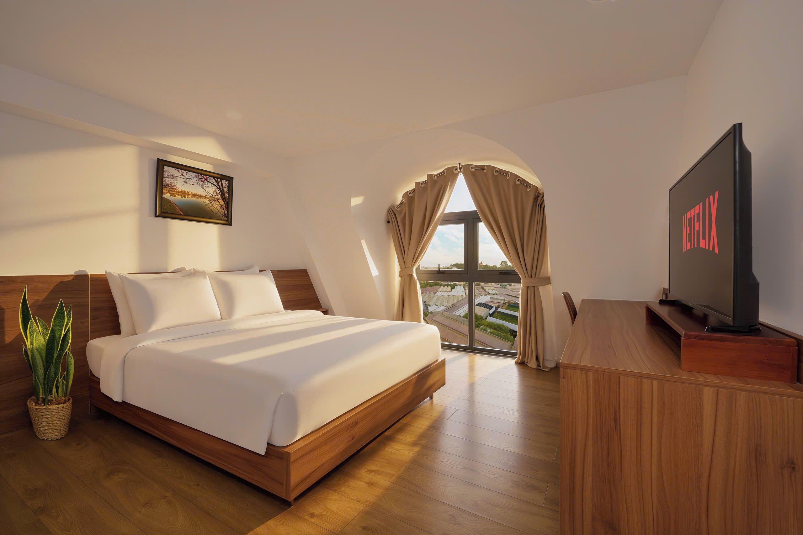 Dobbeltrom – superior, hageutsikt | Minibar, skrivebord, skrivebord for bærbar PC og wi-fi (inkludert)