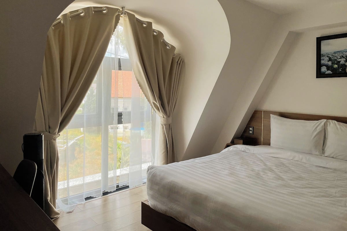 Superior Double Room, Garden View | Minibar, desk, laptop workspace, free WiFi