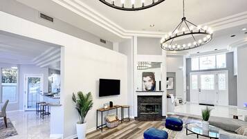 Smart-tv en een open haard