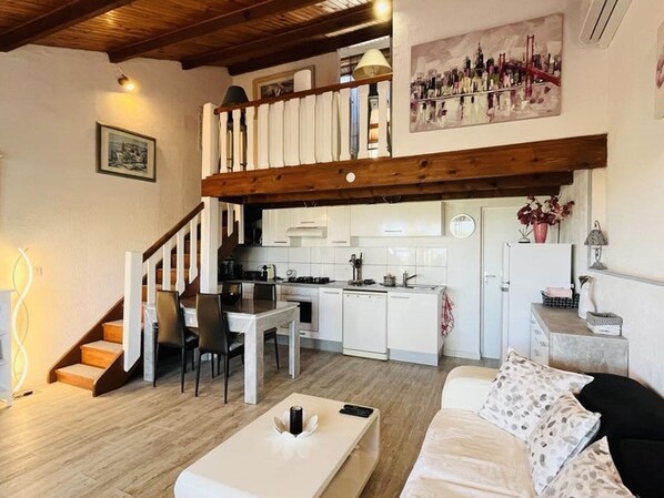 TV - Cozy 3-Room Apartment with Terrace, A/C, Parking, Near Beach in Lumio (Lumio)