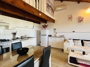 Microwave, oven, stovetop, dishwasher - Cozy 3-Room Apartment with Terrace, A/C, Parking, Near Beach in Lumio (Lumio)