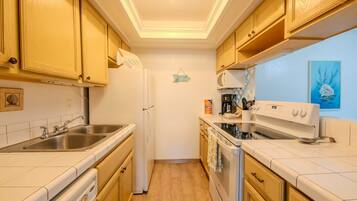 Coffee/tea maker, fridge, microwave, oven