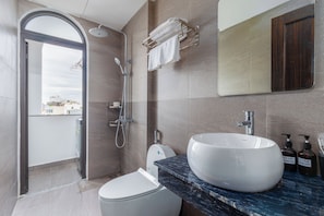 Deluxe Apartment, Balcony | Bathroom | Shower, hydromassage showerhead, hair dryer, towels - Saluton Apartment (Da Nang)