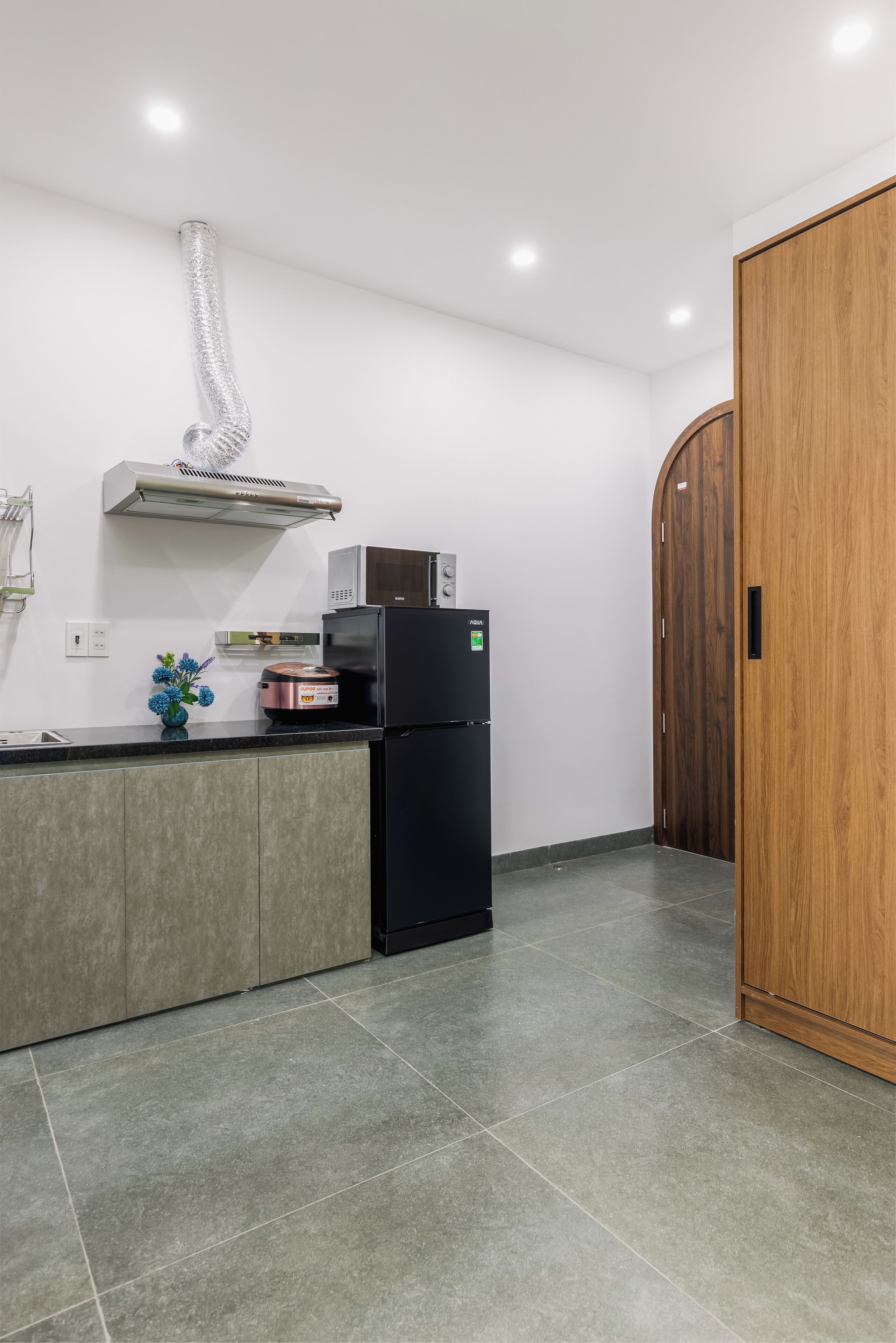 Una cucina moderna con forno, microonde e frigorifero integrati.