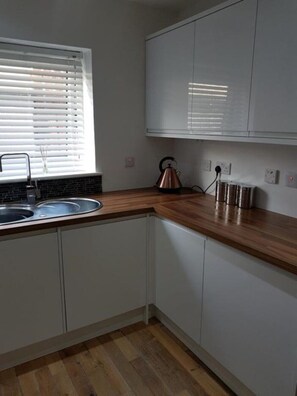 Private kitchen - Langley Apartment (Inverness)