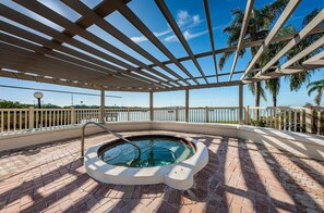 Outdoor spa tub - Bahia Island Life 'Shore' is Fun (St. Petersburg)