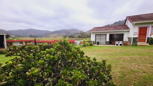 5 Minutes to Mbabane, Golf Course, Sibebe Rock and most Embassies. Quite & safe