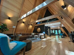 電視、壁爐、足球機