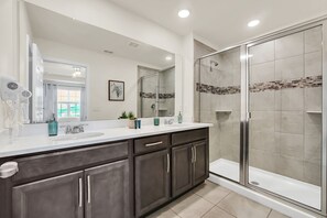 Shower, hair dryer, towels, shampoo - Solara Villa with Themed Rooms and Private Pool (Kissimmee)