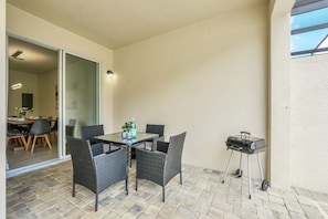 Outdoor dining - Solara Villa with Themed Rooms and Private Pool (Kissimmee)