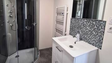 SĂšche-cheveux, serviettes fournies, savon, papier toilette