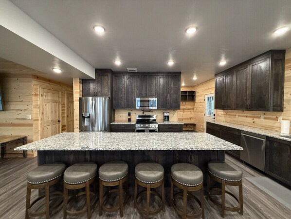 Réfrigérateur, four à micro-ondes, un four, surface de cuisson