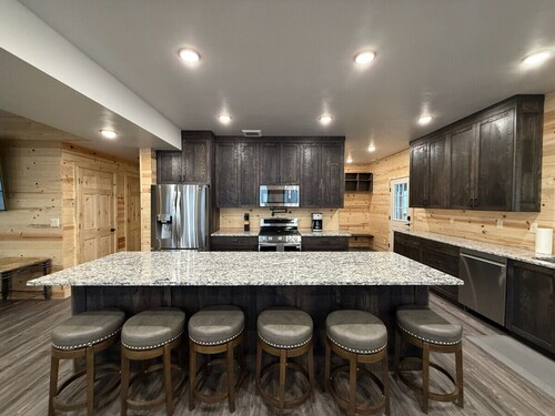 Near Yellowstone, Indoor Pickleball,  2 Hot Tubs,  Sleeps 30, Wheelchair access,