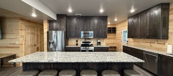 Near Yellowstone, Indoor Pickleball,  2 Hot Tubs,  Sleeps 30, Wheelchair access,