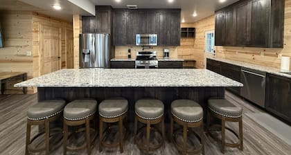 Near Yellowstone, Indoor Pickleball, 2 Hot Tubs, Sleeps 30, Wheelchair access,