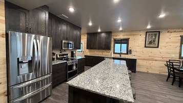 Geladeira, micro-ondas, fogão, cooktop