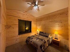 10 bedrooms, desk, iron/ironing board, free WiFi - Near Yellowstone, Indoor Pickleball,  2 Hot Tubs,  Sleeps 30, Wheelchair access, (Island Park)