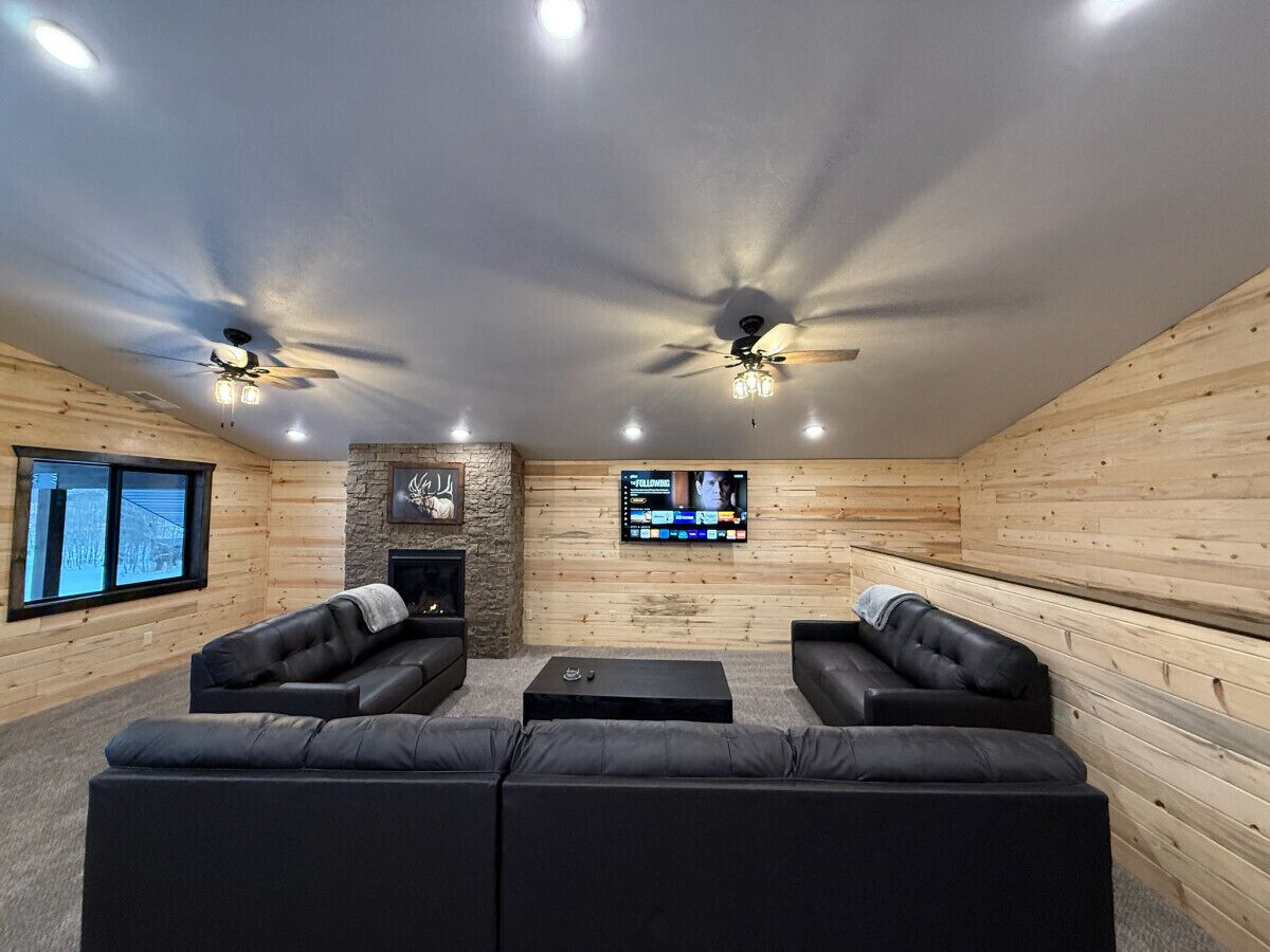 Smart TV, fireplace, ping pong