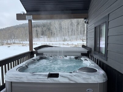NEW! Near Yellowstone, Indoor Pickleball & 2 Hot Tubs - The Last Resort