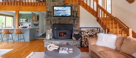 Televisión, chimenea y oficina